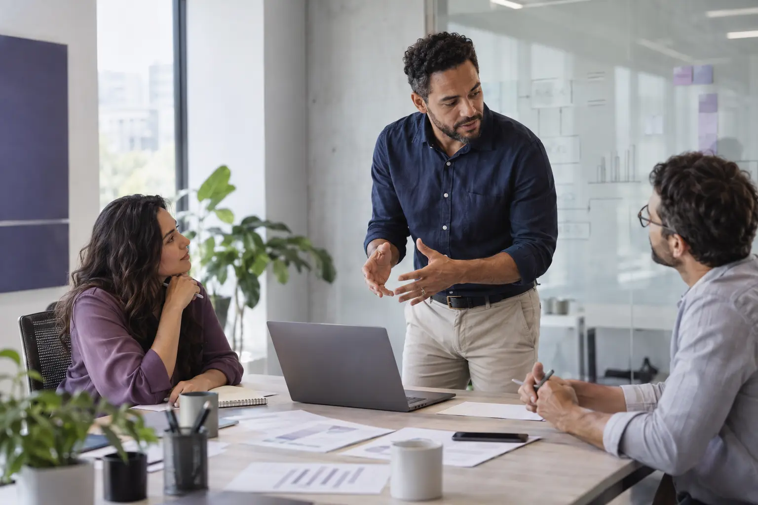 Profissional conduzindo uma discussão de trabalho com sua equipe
